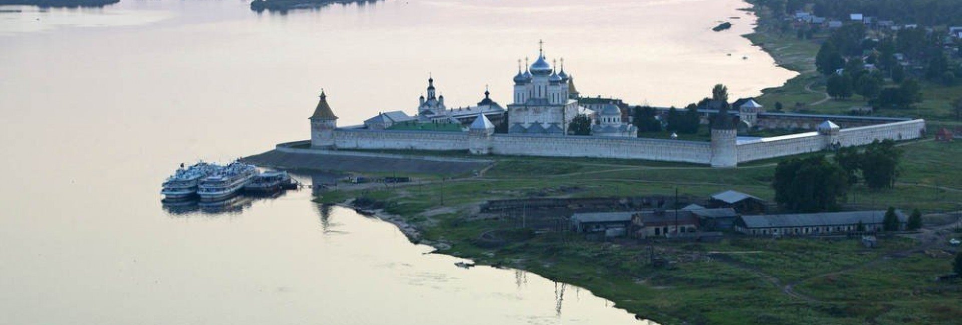 Монастырь на реке Волга